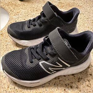 Size 10.5 New Balance unisex-child Fresh Foam Arishi V4 Hook and Loop